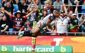 The Warriors' Solomone Kata scores a try against the Gold Coast Titans.