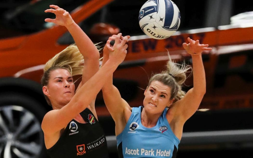 Jane Watson (right) and Lenize Potgieter contest possession.