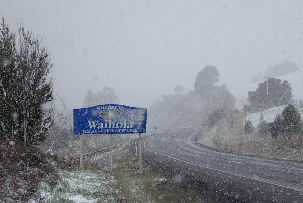 Snow showers at Waihola, Otago on 29 September, 2020.
