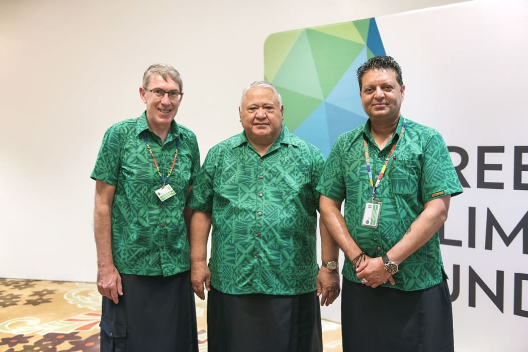 Samoa Prime Minister Tuilaepa Sailele Malielegaoi flanked by GCF Board Meeting Co-chairs (L) Ewen McDonald of Australia and (R) Zahir Fakeer of South Africa.