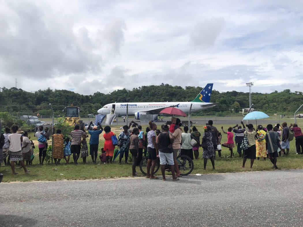 People in Munda gathered to watch the first test flight to land on the upgraded international runway before commercial flights from Brisbane began in March 2019.