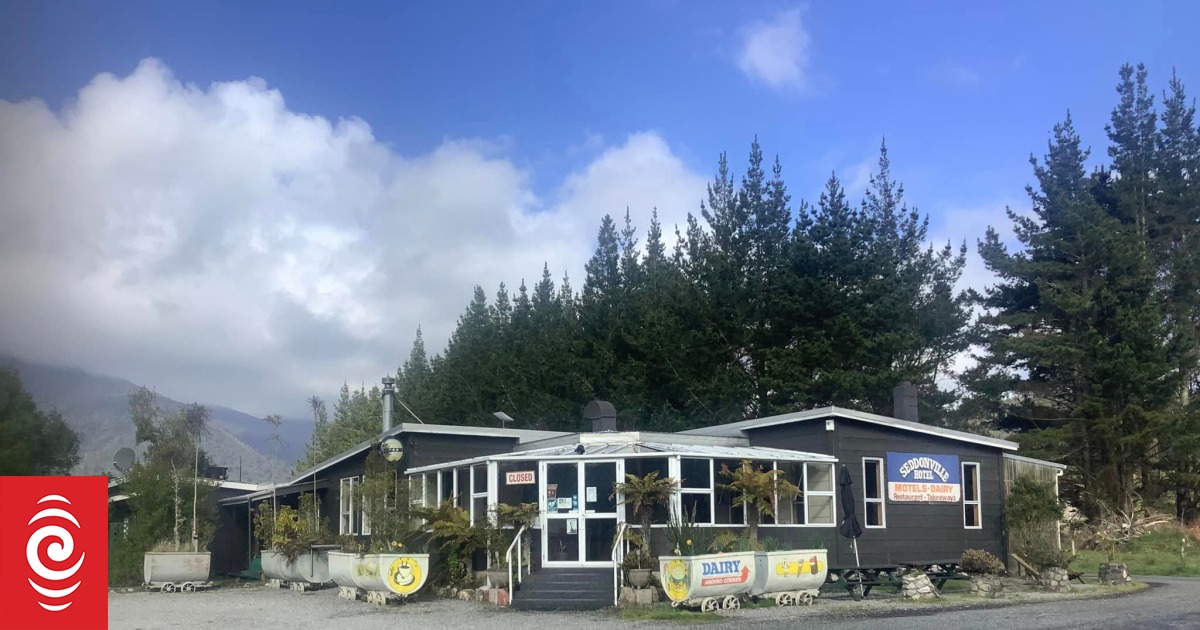 Locals use beer to help put out fire at Seddonville Hotel | RNZ News