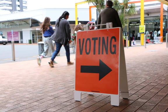 A sign points the way to a voting booth during the Hamilton West by-election. (November 2022)