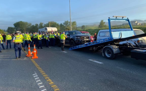 Police at the scene of protest on the northern iside of Auckland's northern boundary.