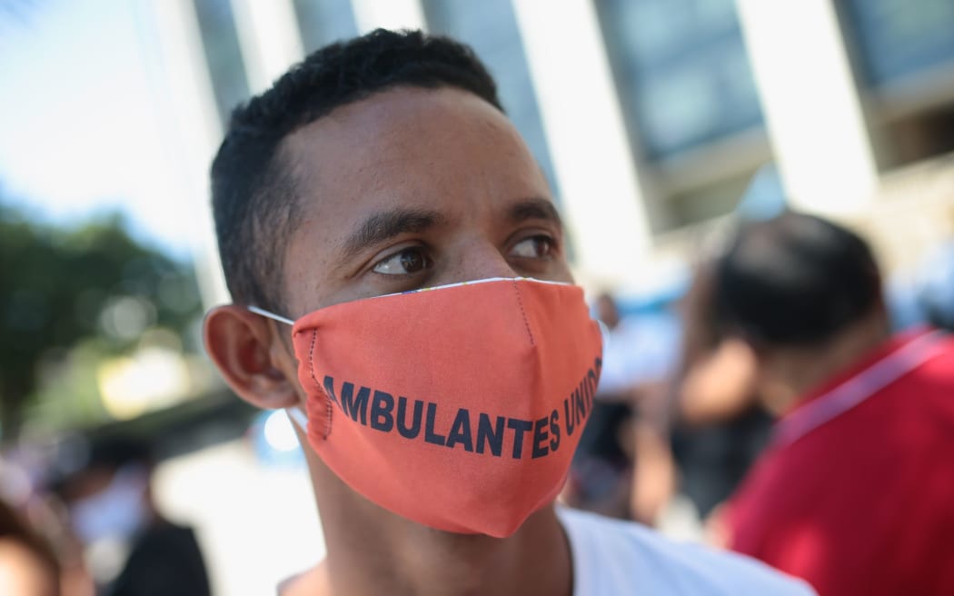 RJ - Rio de Janeiro - 07/24/2020 - RIO, PROTEST OF AMBULANT SELLERS - Street vendors demonstrate in front of the city hall of Rio de Janeiro, downtown, this Friday (24), during the pandemic of the Covid-19 virus , the new corona virus.
