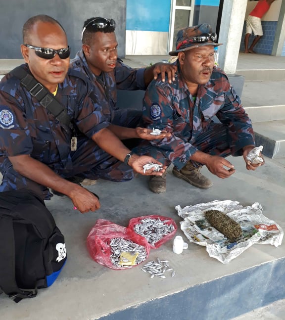 Police Mobile Squad 18 members showing the drugs confiscated from the suspect at  the Lorengau main market in the Manus Province.