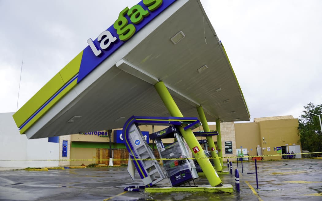 La estructura de una gasolinera dañada por fuertes ráfagas de viento causadas por el huracán Beryl se ve en Puerto Aventuras, estado de Quintana Roo, México, el 5 de julio de 2024. El huracán Beryl tocó tierra en la Península de Yucatán en México, el viernes, cerca del ciudad turística de Tulum, con fuertes vientos, dijeron meteorólogos estadounidenses.  El Centro Nacional de Huracanes dijo que la tormenta tenía vientos máximos sostenidos de 160 kph (100 mph), lo que la convertía en un huracán de categoría 2, más débil que a principios de semana cuando Beryl azotó islas en el Caribe.  (Foto de Elizabeth RUIZ / AFP)