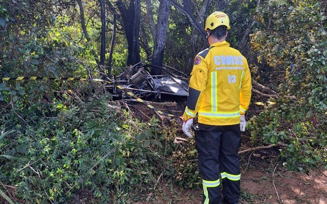 At least eight people were killed and 13 other were injured after the basket plummeted dozens of meters to the ground in flames in southern Brazil, the governor of Santa Catarina Jorginho Mello reported. (Photo by Handout / Santa Catarina Fire Department / AFP) / RESTRICTED TO EDITORIAL USE - MANDATORY CREDIT "AFP PHOTO / SANTA CATARINA FIRE DEPARTMENT" - NO MARKETING - NO ADVERTISING CAMPAIGNS - DISTRIBUTED AS A SERVICE TO CLIENTS