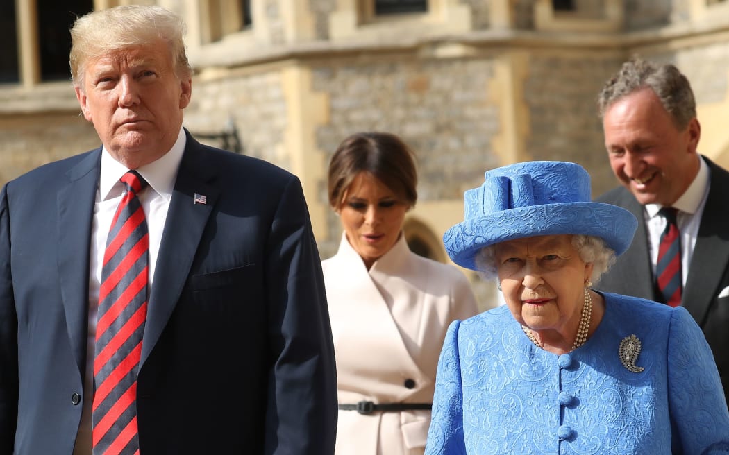 US President Donald Trump (L) and Britain's Queen Elizabeth II (2R) and US First Lady Melania Trump (2L) and Lieutenant Colonel Sir Andrew Ford (R) at Windsor Castle