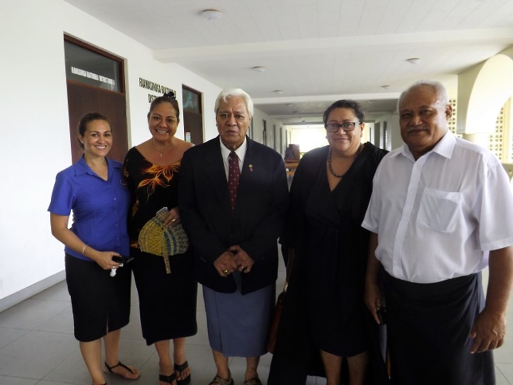 Faamauslil Moli Malietoa [centre)