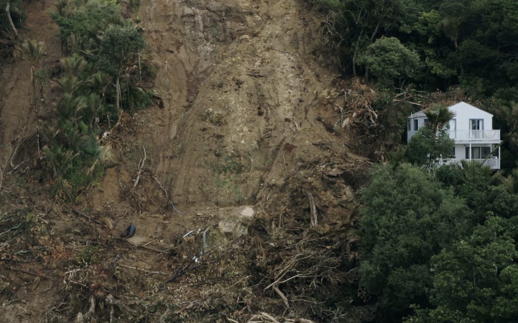 Motutara slip, Muriwai.
