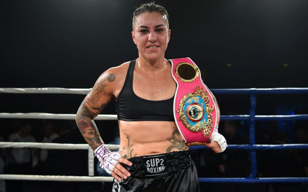 Geovana Peres shows off her WBO World Title belt.