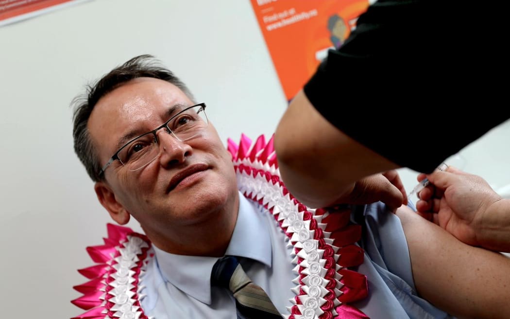 Minister zdrowia dr Shane Reti otrzymuje szczepienie przeciwko grypie
