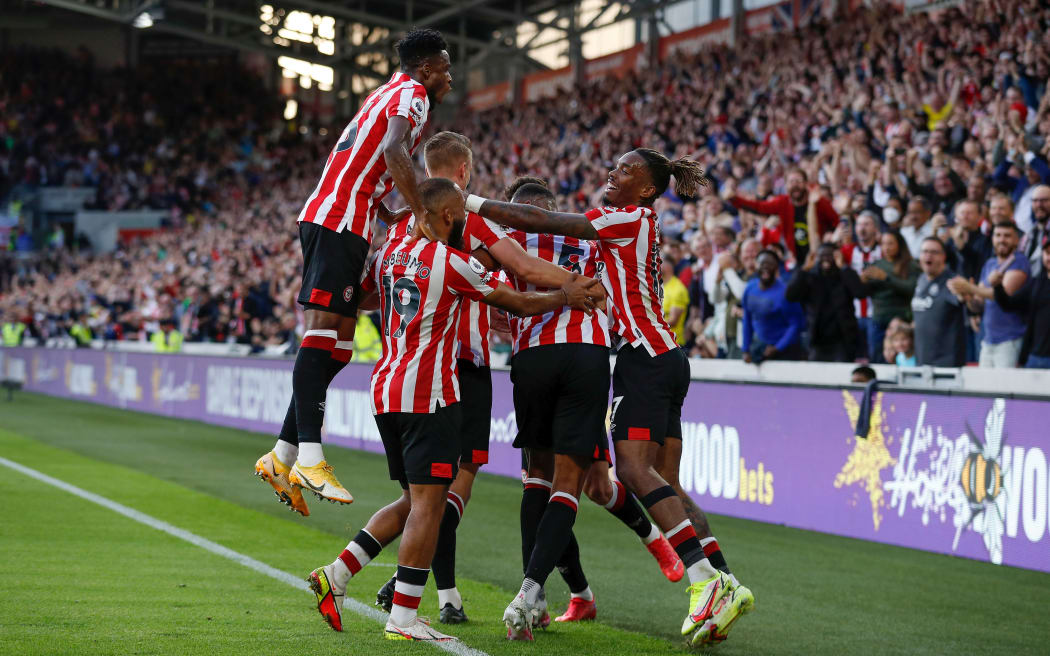 Ethan Pinnock of Brentford celebrates with his team mates.