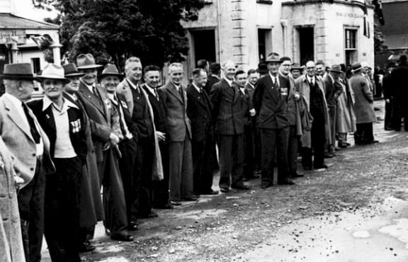 Gathering of returned servicemen, 1950s
