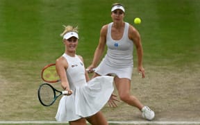New Zealand's Erin Routliffe (L) and Canada's Gabby Dabrowski contest the 2024 Wimbledon women's doubles final.