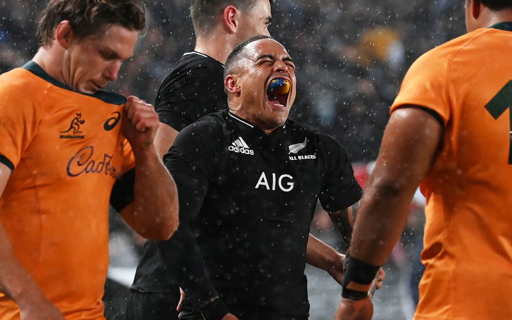 Aaron Smith celebrates a try 2021.