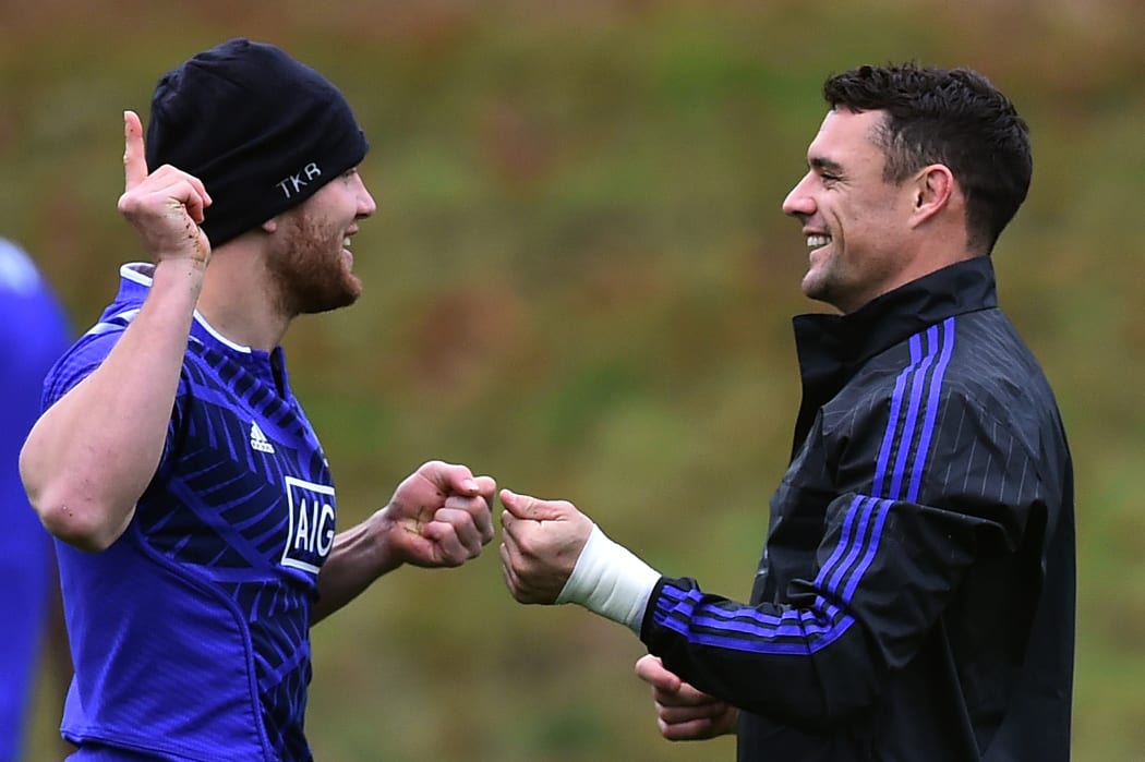 New Zealand's scrum-half Tawera Kerr-Barlow (L) and New Zealand's fly-half Dan Carter (R) attend a training session at Penny Hill Park in Bagshot, south-east England, on October 27, 2015, during the Rugby World Cup 2015.