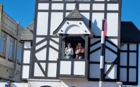 Scenes from Romeo and Juliet are played out by wooden figures in Stratford's glockenspiel clock tower four times a day.
