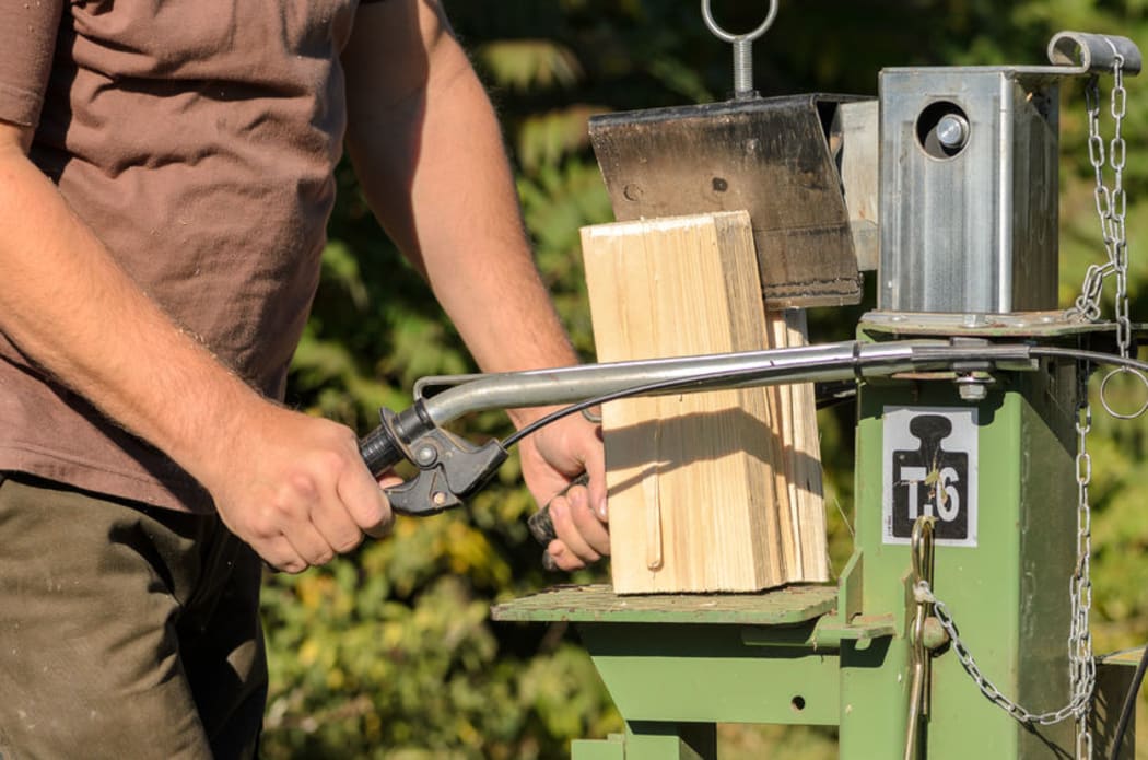 An electric log splitter.