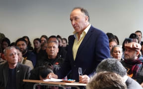 Ngāti Hine leader Pita Tipene addresses the meeting. Photo: Peter de Graaf / RNZ