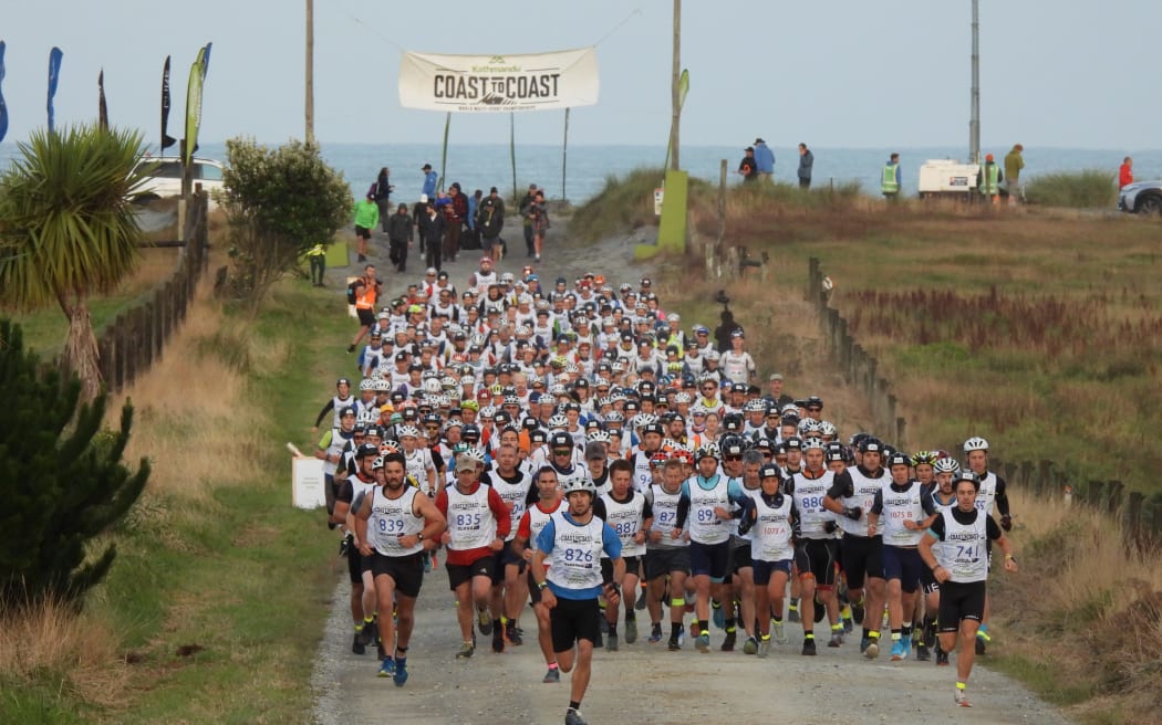 Competitors stream up from Serpentine Beach where an alleged theft of Ngāi Tahu taonga took place.