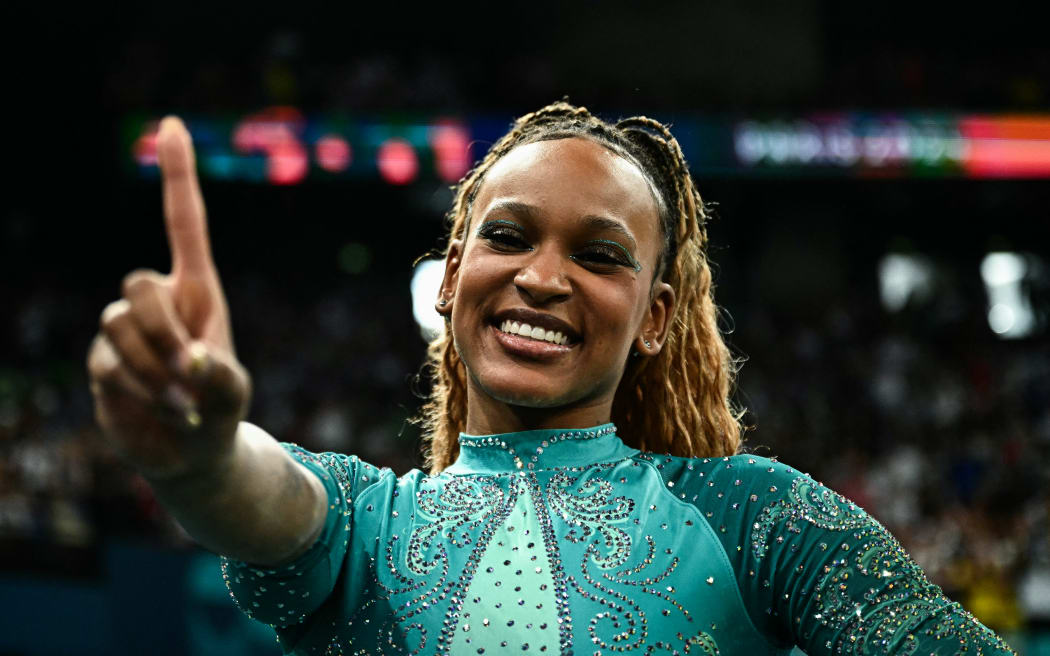 Brazil's Rebeca Andrade celebrates after winning the gold medal in the artistic gymnastics women's floor exercise final during the Paris 2024 Olympic Games at the Bercy Arena in Paris, on August 5, 2024. (Photo by Gabriel BOUYS / AFP)