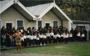 Students of Te Kura Kaupapa Māori o Te Ati-Haunui-a-Paparangi welcome manuhiri to the first meeting of Te Rūnanga Nui at Kaiwhaiki marae, 1993.