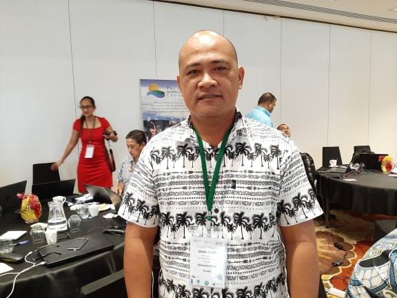 Nikotemo Iona of the Tuvalu meteorology service.