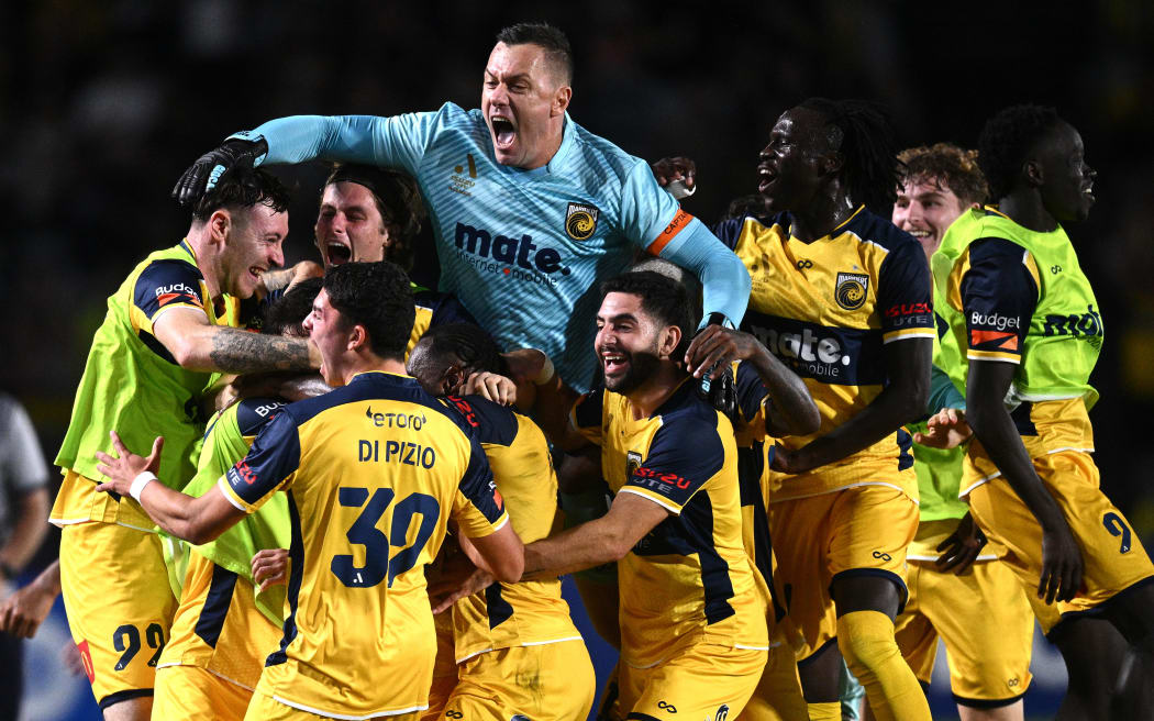 Central Coast Mariners players celebrate a Mikael Doka goal in stoppage time against the Wellington Phoenix.