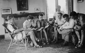 The composers class at the 1947 Cambridge Summer School of Music, Douglas Lilburn (left), David Farquhar (second from right), Larry Pruden (third from right), Edwin Carr (at rear in front of window).