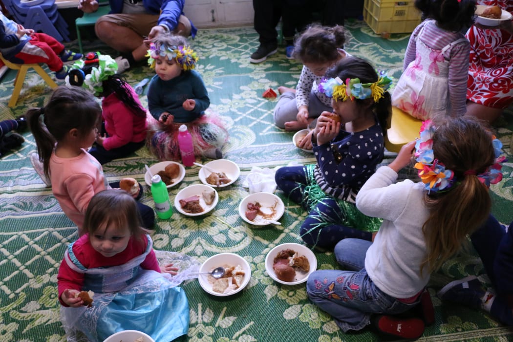 Tamariki at te Punanga o te Reo Kuki Airani enjoy a shared lunch of Cook Island food to wrap up Cook Island language week 2016.