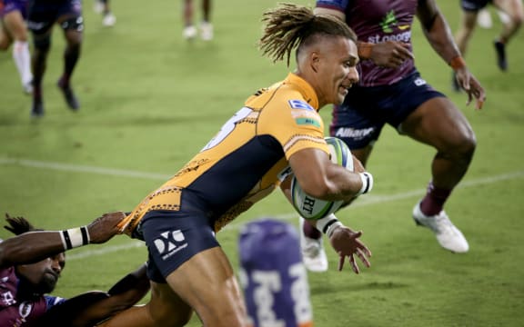 Issak Fines-Leleiwasa scores a try for the ACT Brumbies.