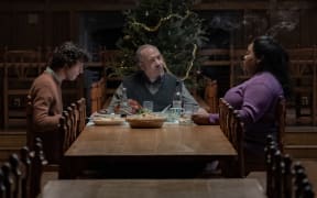 (l-r.) Dominic Sessa stars as Angus Tully, Paul Giamatti as Paul Hunham and Da’Vine Joy Randolph as Mary Lamb in director Alexander Payne’s THE HOLDOVERS, a Focus Features release. Credit: Seacia Pavao / © 2023 FOCUS FEATURES LLC