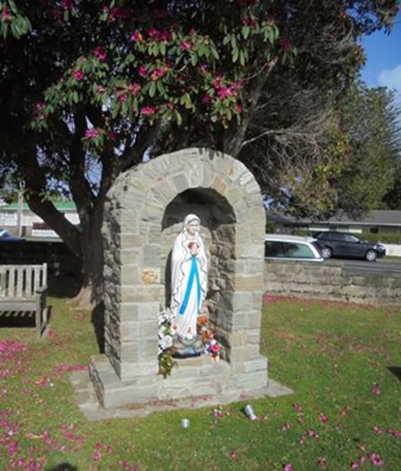 A statue of the Blessed Virgin Mary has been stolen from the St Joseph's Church in Helensville, just three weeks before Christmas.