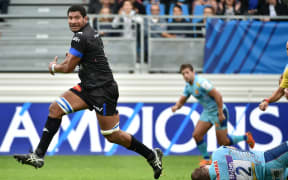 'Ikale Tahi lock Steve Mafi in action for Castres'.