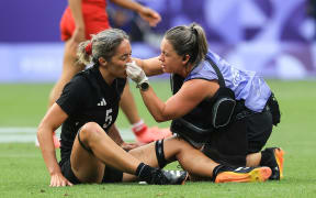 New Zealand co-captain Sarah Hirini is treated by medical staff.