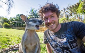 A wallaroo gossiping with Allan Dixon