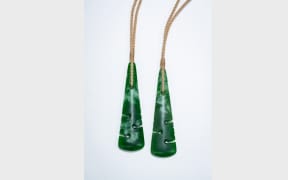 The Ngā Rau Mahara pounamu pendants are dedicated to the fallen soldiers of Les Quesnoy.