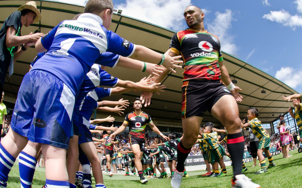 Fans high-fiving the Warriors as they took on the Panthers in 2015.