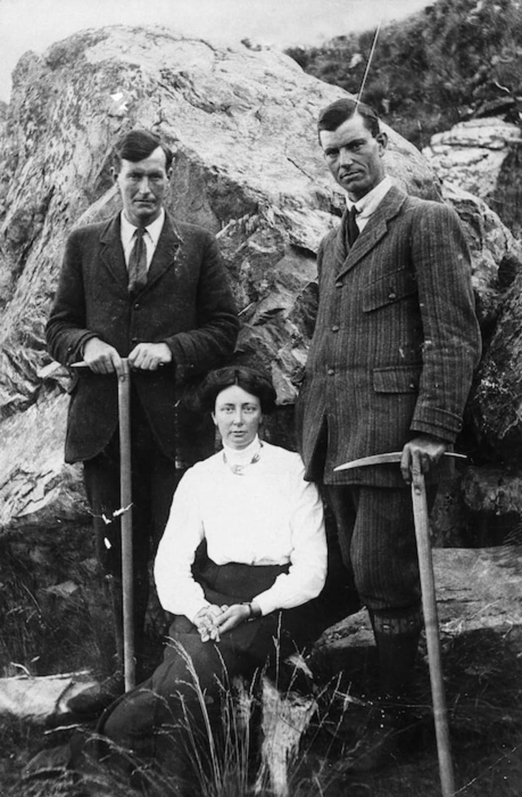 Emmeline Freda Du Faur with mountaineering guides Alec Graham (left) and Peter Graham. Photograph probably taken in 1910.
Du Faur was the first woman to climb Mount Cook. Her trip was made with Peter and Alexander Graham on 3 December 1910.