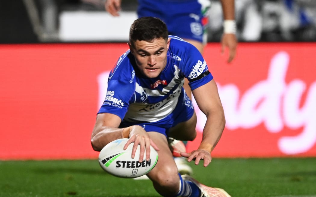 Bulldogs player Kyle Flanagan scores a try against the Warriors at Mt Smart Stadium in August 2022.