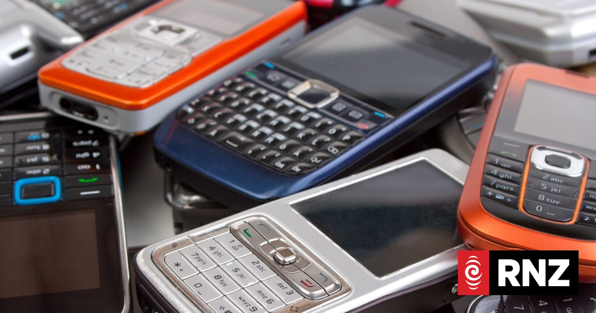 E-waste: Five billion phones to be thrown away in 2022 | RNZ