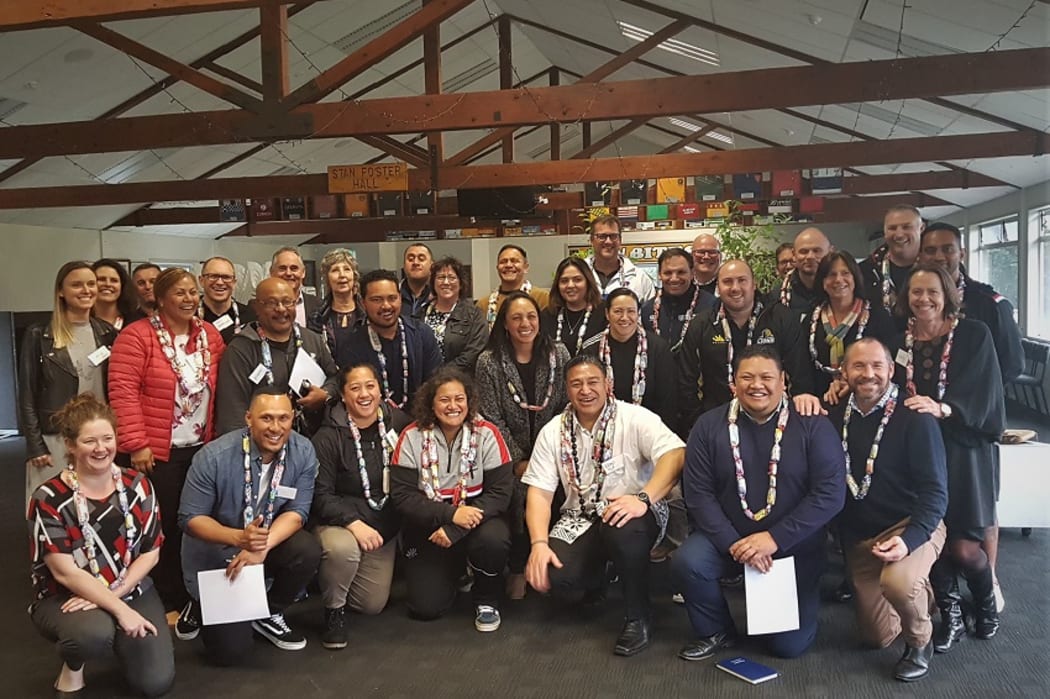 SAVEATAMA ERONI CLARK (FRONT ROW, FIFTH FROM THE LEFT) AND AUT PROFESSOR LESLEY FERKINS (SECOND ROW, FAR RIGHT) AT THE FINAL TALANOA FOR NAVIGATING TWO WORLDS RESEARCH PARTICIPANTS.
