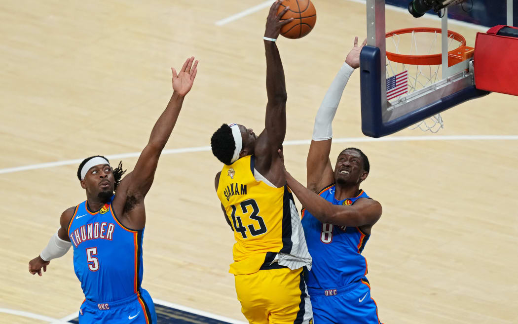 INDIANAPOLIS, INDIANA - JUNE 19: Pascal Siakam #43 of the Indiana Pacers dunks the ball over Luguentz Dort #5 and Jalen Williams #8 of the Oklahoma City Thunder during the second quarter in Game Six of the 2025 NBA Finals at Gainbridge Fieldhouse on June 19, 2025 in Indianapolis, Indiana. NOTE TO USER: User expressly acknowledges and agrees that, by downloading and or using this photograph, User is consenting to the terms and conditions of the Getty Images License Agreement.   Dylan Buell/Getty Images/AFP (Photo by Dylan Buell / GETTY IMAGES NORTH AMERICA / Getty Images via AFP)