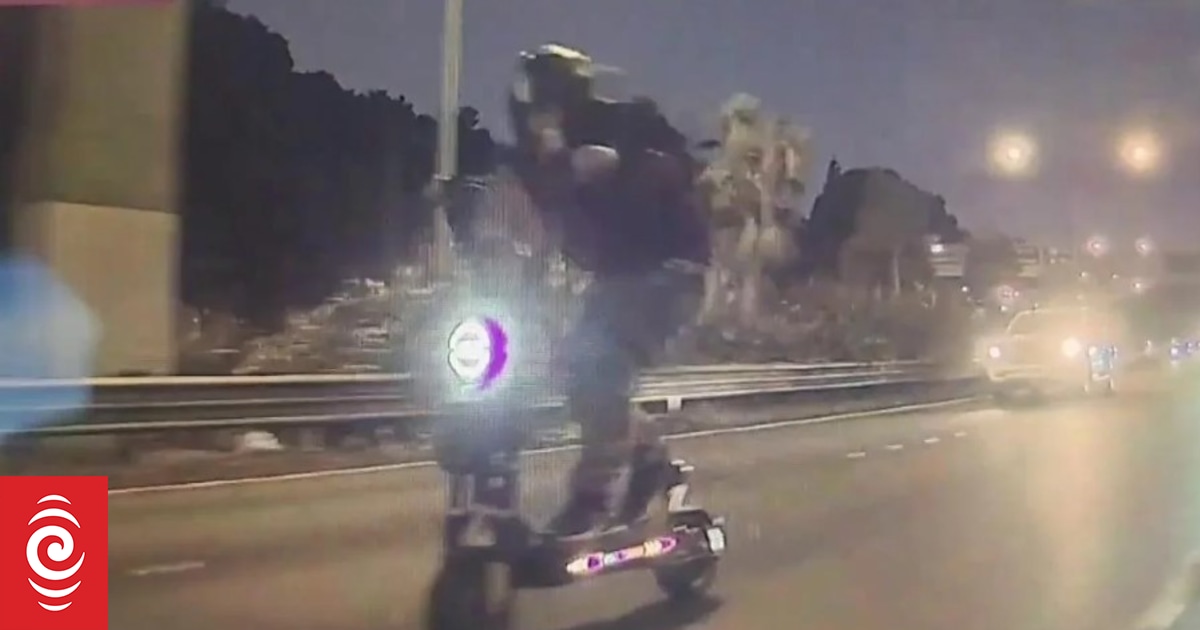 Drivers shocked as e-scooter rider overtakes Tesla on Auckland motorway - Vimarsana News