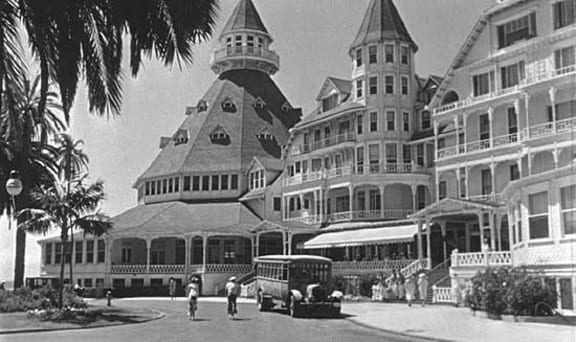 The band arrive at the hotel in Some Like It Hot