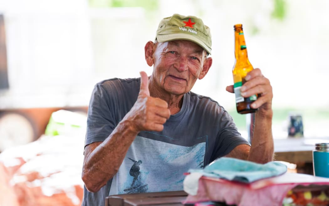 John Mlandenovich likes to keep cool by drinking a beer and watching the cricket. (ABC Pilbara: Kimberley Putland)