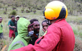 Jürgen Ruh speaks with searchers.