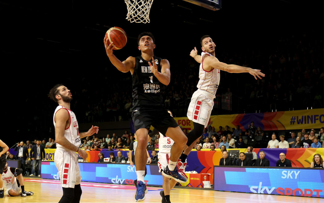 Tall Blacks Reuben Te Rangi (L) with Lebanon's Ali Mansour during World Cup qualifying 2023.